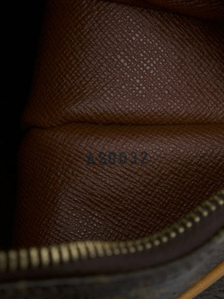 Pre-OwnedLouis Vuitton Pre-Owned2002 Monogram Boulogne 30 shoulder bag